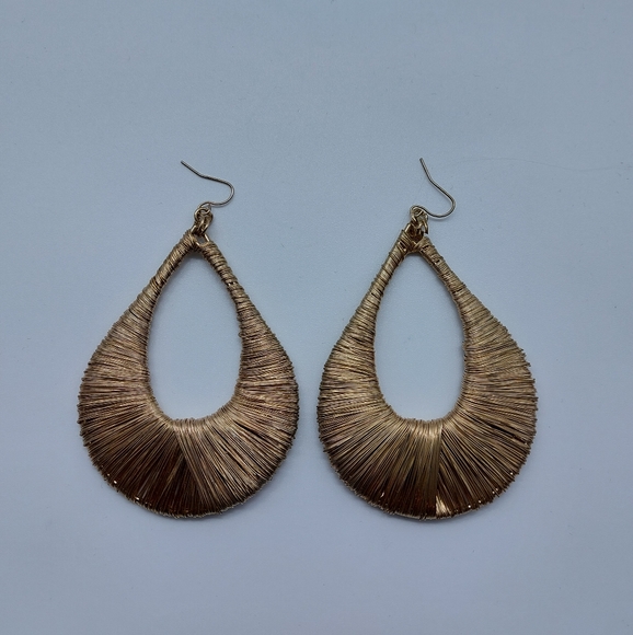 Gold wire tear drop earrings - Picture 3 of 3
